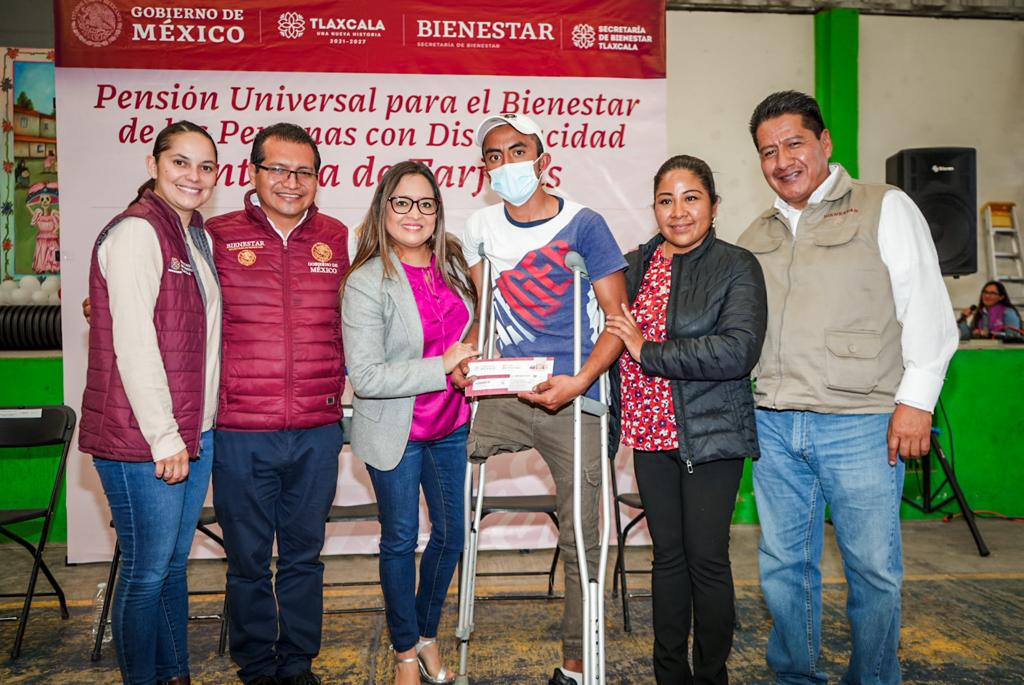 AVANZA EN TLAXCALA ENTREGA DE TARJETAS DE LA PENSIÓN UNIVERSAL A PERSONAS CON DISCAPACIDAD