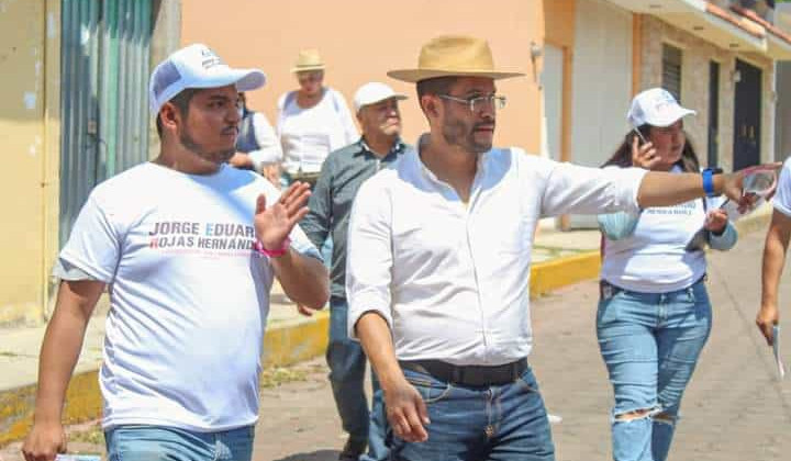 Tocó puertas candidato a diputado por el distrito 7 en San Gabriel Cuautla