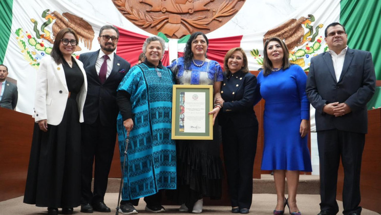 Entrega Congreso de Tlaxcala reconocimiento a Alejandra Frausto Guerrero