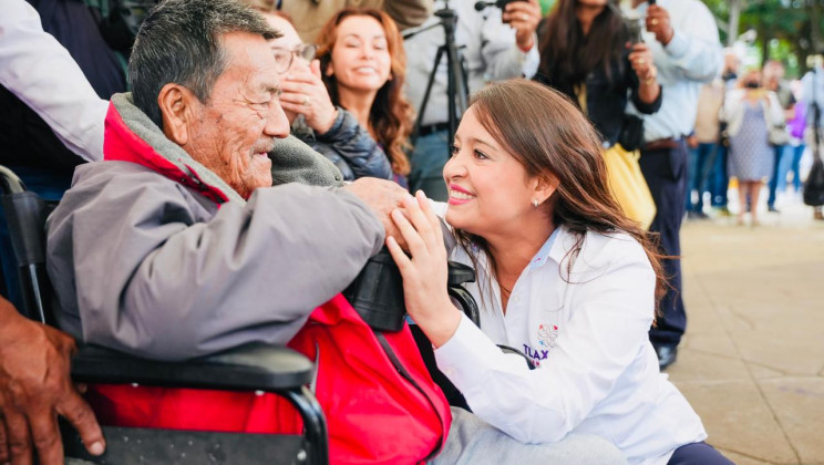 ENTREGA FERNANDA ESPINOSA DE LOS MONTEROS TINACOS A FAMILIAS VULNERABLES DE APIZACO